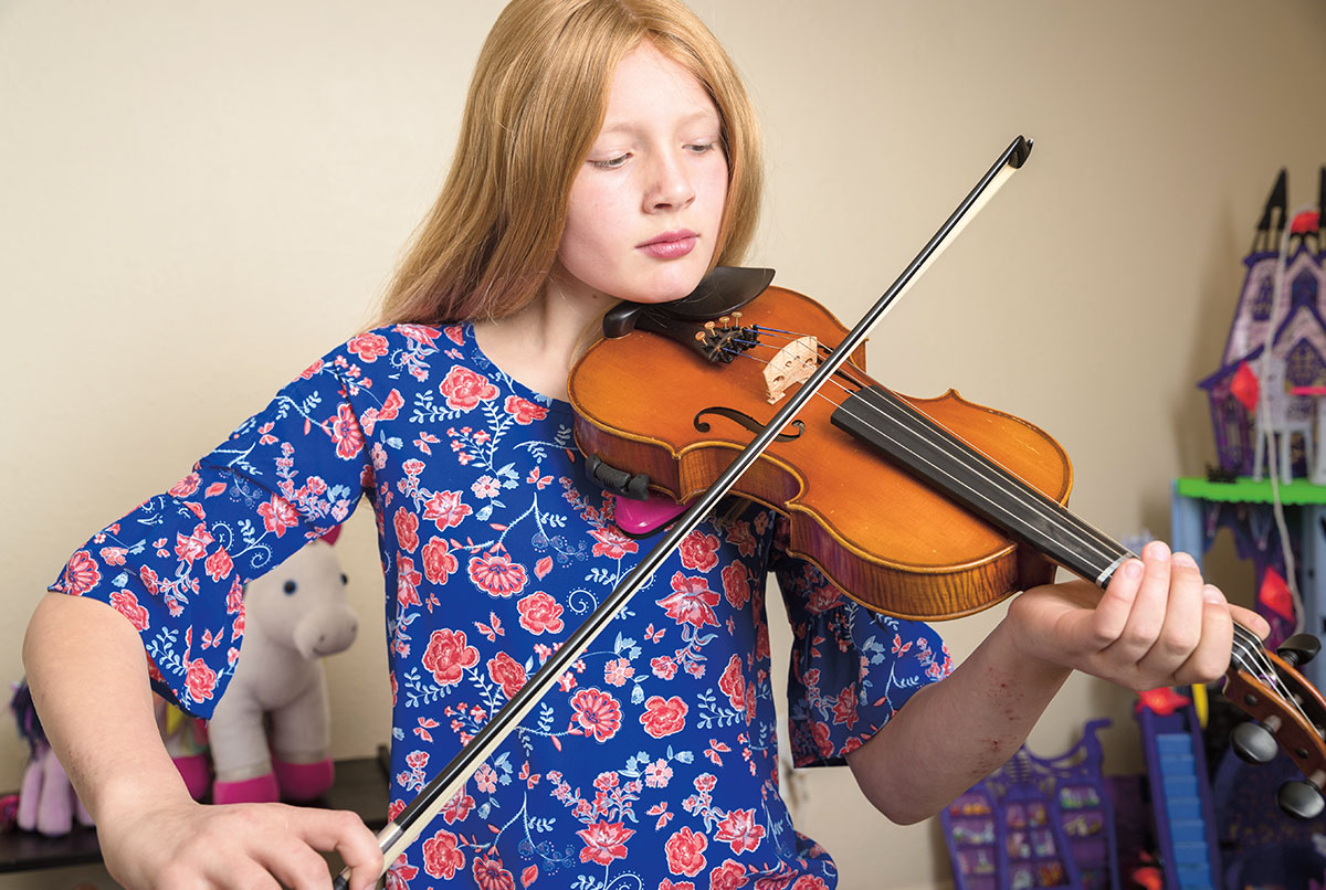 a girl playing the viola